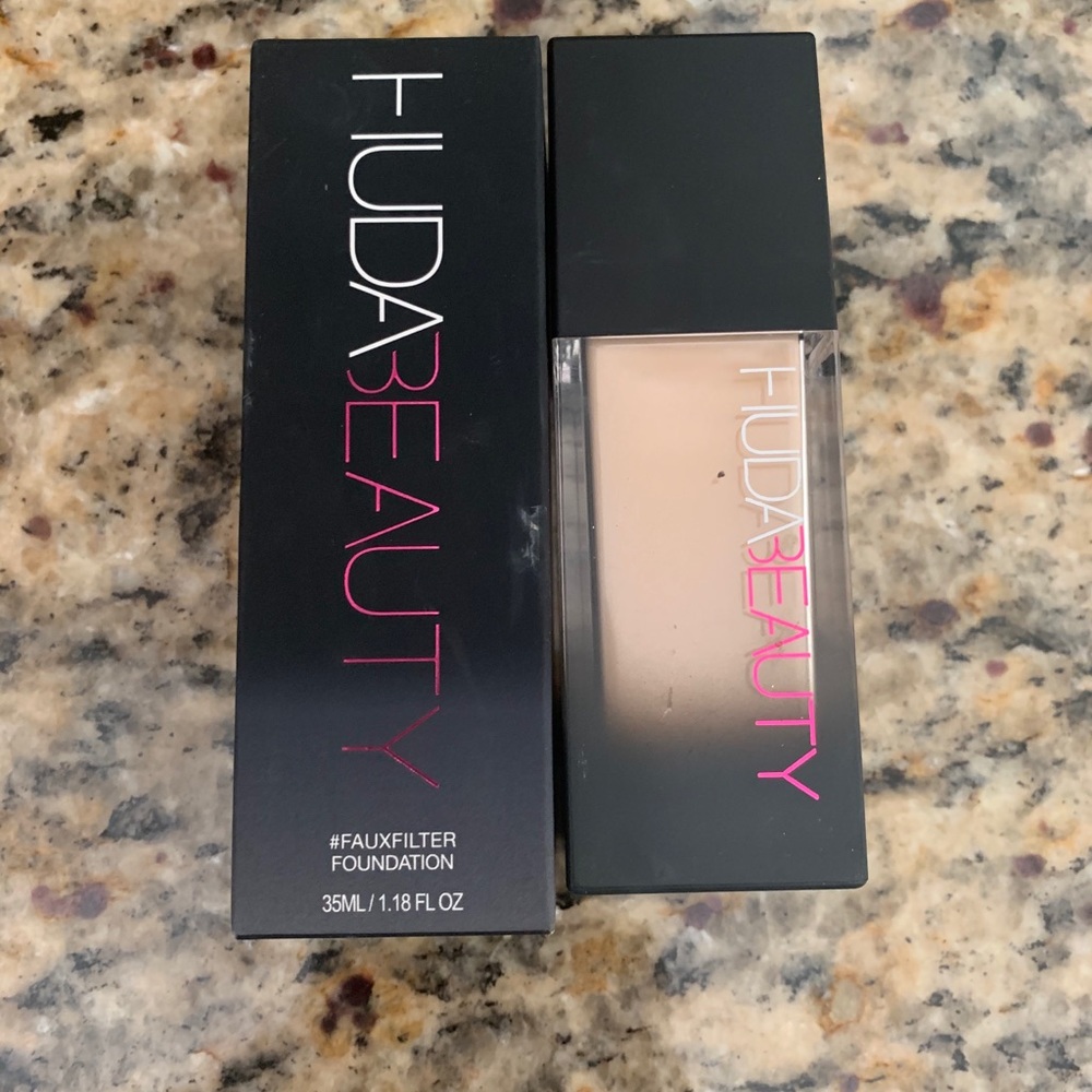 Huda beauty foundation (SHORTBREAD 200B)
